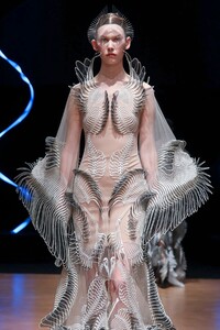 Iris-Van-Herpen-Haute-Couture-SS20-Paris-9116-1579523931.thumb.jpg.2faa659a7b3e56c9b3657a805c56eb87.jpg