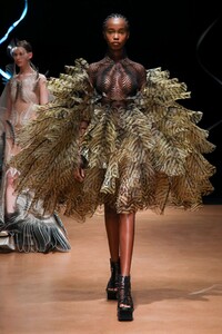 Iris-Van-Herpen-Haute-Couture-SS20-Paris-9135-1579523957.thumb.jpg.52cddf55db3ac494cc5415b4c8a45a4e.jpg