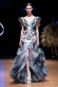 Iris-Van-Herpen-Haute-Couture-SS20-Paris-9178-1579524019.thumb.jpg.2c3b0efcc7d9c88ce0879373a1d61feb.jpg