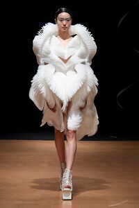 Iris-Van-Herpen-Haute-Couture-SS20-Paris-9223-1579524093.thumb.jpg.f903be89a8590d76f416c95f55906a78.jpg