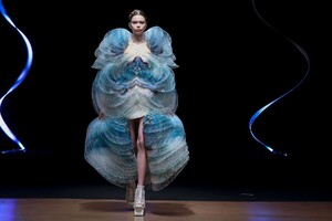 Iris-Van-Herpen-Haute-Couture-SS20-Paris-9238-1579524116.thumb.jpg.e67e79f1361ca9907224083211c995e0.jpg