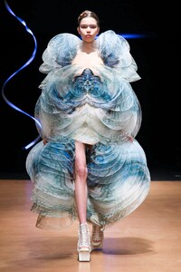 Iris-Van-Herpen-Haute-Couture-SS20-Paris-9245-1579524121.thumb.jpg.75eb87be5d487b03025214800c5ebd79.jpg