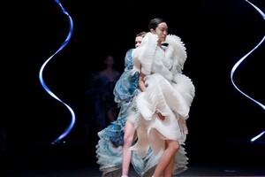 Iris-Van-Herpen-Haute-Couture-SS20-Paris-9260-1579524142.thumb.jpg.57f4b78e9c22c34ef2a553d90431a4ef.jpg