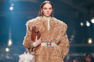 Isabel-Marant-RTW-FW20-Paris-4252-1582836238.thumb.jpg.6443ed4db3fd30763e95b7aee0ced15f.jpg