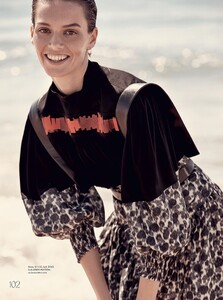 Jasmine-Dwyer-Beach-Shoot02.thumb.jpg.ebfeaad6408d04db477b4e3faaad5a72.jpg