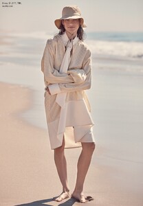 Jasmine-Dwyer-Beach-Shoot05.thumb.jpg.9da3042bae19c4e0fc86a14397cee966.jpg