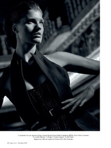Julia-Van-Os-Fashion-Shoot03.thumb.jpg.ed09e9108f9060d4fb20d0e5f344b6fa.jpg