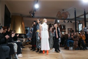 Julie-De-Libran-Haute-Couture-SS20-Paris-1585-1579705716.thumb.jpg.4c54931e70477ba86dbdbcfd77c1fe4c.jpg