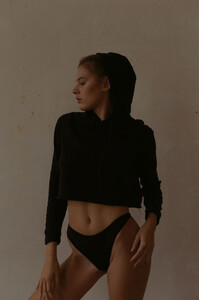 Karolina-Dlha-by-Viktor-Cicko-21-1365x2048.thumb.jpg.8f161b22796a8c87285fb599ec98f1c3.jpg