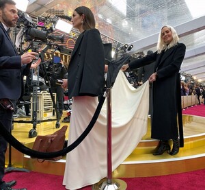 Lily-Aldridge-Oscars-2020-Look-BTS-Slide-3.thumb.jpg.e110a3fc0528205b048dbc97d969a9b2.jpg