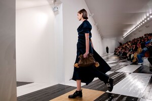 Loewe-RTW-FW20-Paris-22230-1582884236.thumb.jpg.8e79681eeffcce8e03f98c94c846bf25.jpg