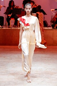 Lysandre-G-L-RTW-SS20-Paris-5016-1569963990.thumb.jpg.4e88290798301ccfe7bff3e7631d114d.jpg