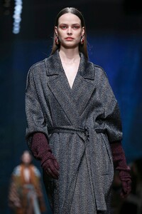 Missoni-RTW-FW20-Milan-2496-1582399464.thumb.jpg.2b2b0ed30c5655a9c5c02e90263e2597.jpg