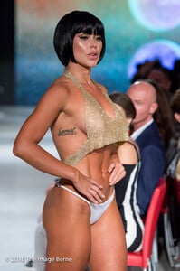 Model-035.thumb.jpg.06c98b36e66b04a23473b4f80472ac7b.jpg