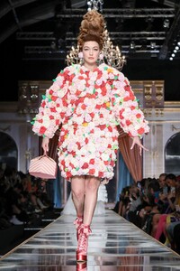 Moschino-RTW-FW20-Milan-4293-1582233996.thumb.jpg.57739d58f6f317e8bde5fc743f8de6b0.jpg