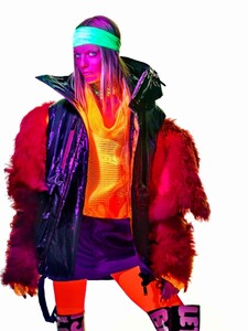 Neon-Style-Fashion-Editorial01.thumb.jpg.f7148eac3dccd1eb6d53e0507c94eda1.jpg