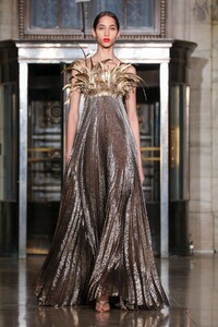 Oscar-de-La-Renta-RTW-FW20-New-York-7629-1581371308.thumb.jpg.68aab2a77f494272d8ac562d675042eb.jpg