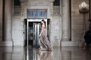 Oscar-de-La-Renta-RTW-FW20-New-York-7798-1581371684.thumb.jpg.98df9d1bbf6182a9404672bfad529406.jpg