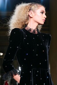 Philosophy-di-Lorenzo-Serafini-RTW-FW20-Milan-1122-1582385588.thumb.jpg.b942a9ea637c007324bbf61aa133414c.jpg