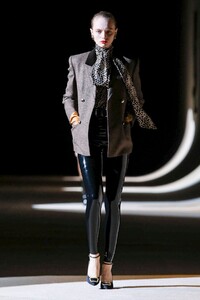Saint-Laurent-RTW-FW20-Paris-2023-1582662193.thumb.jpg.1ff2761c2b20230b019104e6cef12fd0.jpg