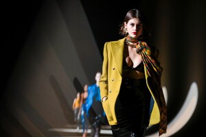 Saint-Laurent-RTW-FW20-Paris-2356-1582662201.thumb.jpg.5e3d4f964020bf05bc001d3934bdf5ab.jpg