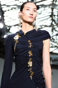 Schiaparelli-Haute-Couture-SS20-Paris-6205-1579516057.thumb.jpg.6060e6fb4bf0d56d7f69ba4fad5fe604.jpg