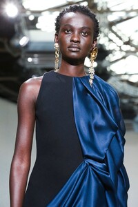 Schiaparelli-Haute-Couture-SS20-Paris-6228-1579516094.thumb.jpg.9eb2c0c1a8f61fc5dd126be4ae308f7d.jpg