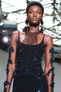 Schiaparelli-Haute-Couture-SS20-Paris-6255-1579516138.thumb.jpg.a19d35a20177647946c2c673fa4d8120.jpg
