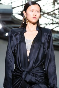 Schiaparelli-Haute-Couture-SS20-Paris-6272-1579516156.thumb.jpg.527f4d623468e03603ea2f78a8e8554b.jpg