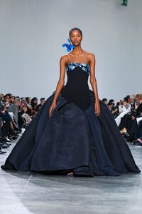 Schiaparelli-Haute-Couture-SS20-Paris-6288-1579516178.thumb.jpg.36a9a9d742b64fb61054b24f995b4c74.jpg