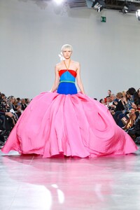 Schiaparelli-Haute-Couture-SS20-Paris-6378-1579516299.thumb.jpg.843de03cd78a93b10205e51800614dc4.jpg