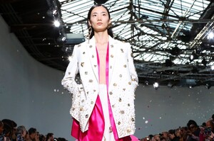 Schiaparelli-Haute-Couture-SS20-Paris-6510-1579516516.thumb.jpg.b4771d9de411acf6c265a5556d87fe3c.jpg