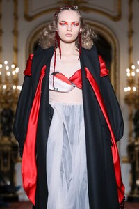 Simone-Rocha-RTW-FW20-London-9891-1581874572.thumb.jpg.5c53edfd45a6aa7da127a71d85aac052.jpg
