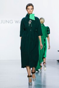 Son-Jung-Wan-RTW-FW20-New-York-3826-1581114567.thumb.jpg.e1dfafe39ab443ab37900c8e109df970.jpg