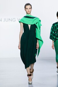 Son-Jung-Wan-RTW-FW20-New-York-3839-1581114603.thumb.jpg.3df1c45a0c73f3c3b0bb9df8fe2870ad.jpg