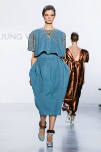 Son-Jung-Wan-RTW-FW20-New-York-3949-1581114863.thumb.jpg.5bf06cd243ce8b56796f77b9ffbfe822.jpg