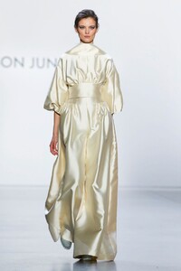 Son-Jung-Wan-RTW-FW20-New-York-4047-1581115081.thumb.jpg.8bddacb06e4e304229c3d6cafe5ea8b5.jpg