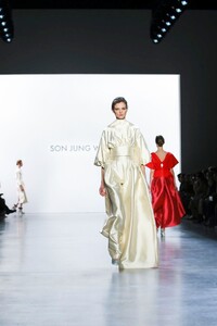 Son-Jung-Wan-RTW-FW20-New-York-4051-1581115083.thumb.jpg.b308f78c8b02b098592466e06a3d94fd.jpg