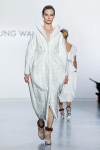 Son-Jung-Wan-RTW-FW20-New-York-4072-1581115148.thumb.jpg.ed4a89be654d1f3e37e864e13831d09d.jpg