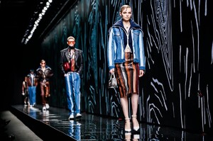 Versace-RTW-FW20-Milan-23511-1582310255.jpg