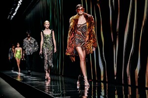 Versace-RTW-FW20-Milan-24181-1582310473.thumb.jpg.2f8929abb4da7141070963ce1924a070.jpg