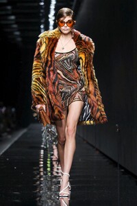 Versace-RTW-FW20-Milan-5415-1582310585.thumb.jpg.9716ab0b732201a8aa1db4c03d5e22b5.jpg