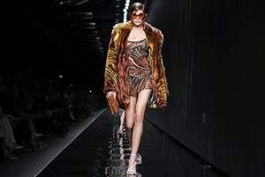 Versace-RTW-FW20-Milan-5417-1582310587.thumb.jpg.1cde604fae0a5e496780be7d4422f5f3.jpg