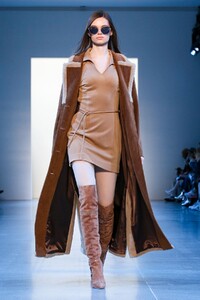 Vivienne-Hu-RTW-FW20-New-York-0693-1581089402.thumb.jpg.800fe428027f4995f66fdf709916b2f7.jpg