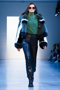 Vivienne-Hu-RTW-FW20-New-York-0811-1581089728.thumb.jpg.b6f27ed98c9133dc47efdfecf5c1a97c.jpg