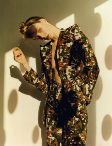 Vogue_Paris-March_2016-Edie_Campbell-by-Harley_Weir-08.thumb.jpg.e985a77ca1c77acde436186a77f6146b.jpg