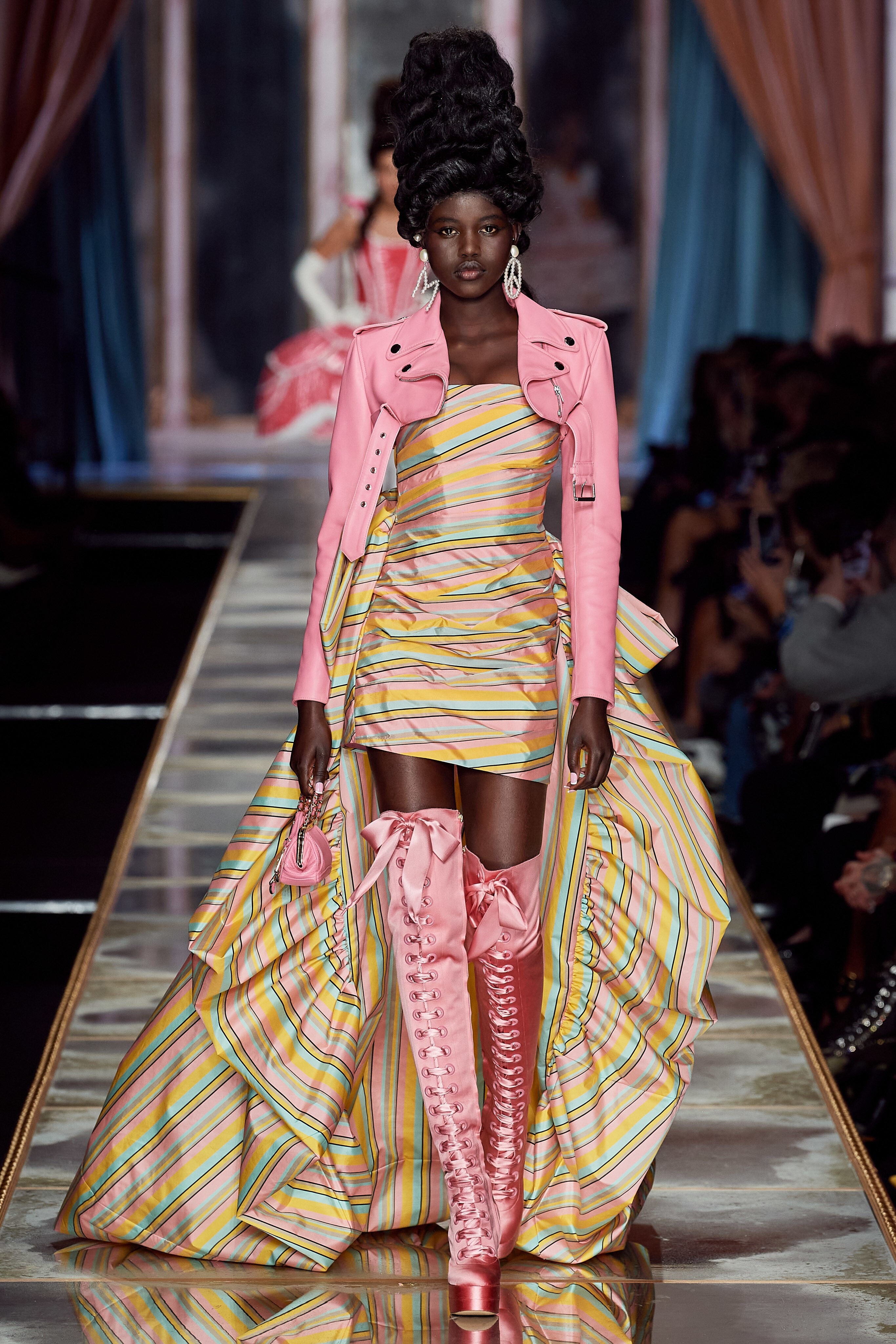 Возвратившая мода. Moschino FW 2020. Moschino Fall 2020.