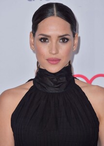 adria-arjona-hollywood-beauty-awards-2020-7.jpg