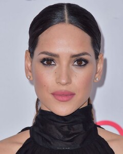 adria-arjona-hollywood-beauty-awards-2020-8.jpg