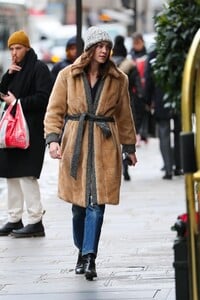 alexa-chung-smoke-break-in-paris-02-27-2020-0.jpg